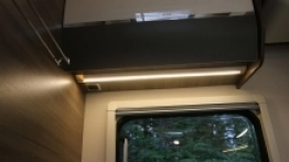 Oświetlenie ledowe w kamperze jest skuteczne, ale też bardzo estetyczne. Możemy regulować jego moc, przekręcając niebieski włącznik - zdjęcie 12