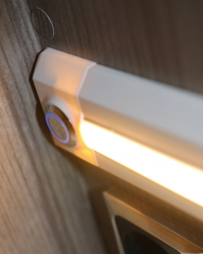 Oświetlenie ledowe w kamperze jest skuteczne, ale też bardzo estetyczne. Możemy regulować jego moc, przekręcając niebieski włącznik - zdjęcie 13