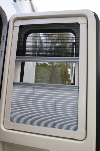 W każdym oknie, także w drzwiach wejściowych, są roleta i moskitiera - zdjęcie 14