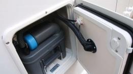Niska cena podstawowa kampera pozwala przeznaczyć zaoszczędzone pieniądze na dodatkowe akcesoria. To jedno z nich – system wentylacji SOG wyciągający nieprzyjemne zapachy z toalety na zewnątrz pojazdu - zdjęcie 15