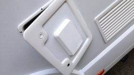 Niska cena podstawowa kampera pozwala przeznaczyć zaoszczędzone pieniądze na dodatkowe akcesoria. To jedno z nich – system wentylacji SOG wyciągający nieprzyjemne zapachy z toalety na zewnątrz pojazdu - zdjęcie 16