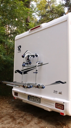 Pisaliśmy, że to kamper dla dużej rodziny, więc bagażnik pomieści aż 4 rowery - zdjęcie 17