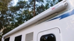 Bodaj najpopularniejszy model markizy, Fiamma F45S, a pod nią oświetlenie zewnętrzne. W nowych modelach serii Evo takie oświetlenie będzie w standardzie - zdjęcie 18