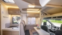 W nowej serii Evo będzie więcej miejsca pomiędzy kanapami a szoferką. Producent na zdjęciu prezentuje też nowe blaty, fronty, tapicerkę - zdjęcie 20