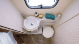 W łazience pojawią się drzwiczki harmonijkowe, co przełoży się na więcej miejsca w sypialni - zdjęcie 21