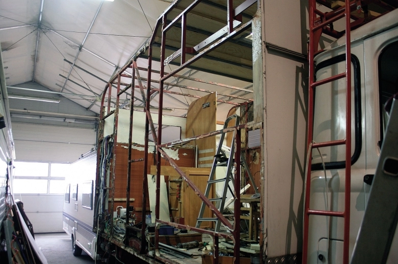 Robur z Sahary w roli kampera wyprawowego