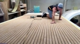 A tak powstaje podłoga, która zbudowana jest z syntetycznych paneli - zdjęcie 12