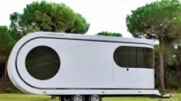 Koncept polega na tym, że środek przyczepy na postoju będzie mógł być obrócony pod kątem 90 stopni, tworząc dodatkową przestrzeń pod dachem - zdjęcie 15