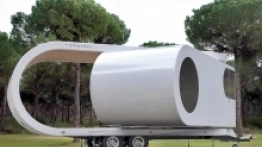 Koncept polega na tym, że środek przyczepy na postoju będzie mógł być obrócony pod kątem 90 stopni, tworząc dodatkową przestrzeń pod dachem - zdjęcie 16