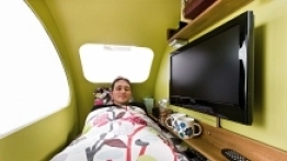 A tak ETA wygląda w środku. Tak, w rowerowej przyczepce jest telewizor! Może stąd jej cena... - zdjęcie 3