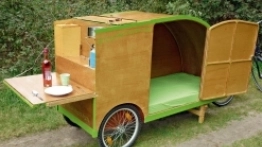 W przyczepie z Holandii mamy z tyłu stół, lodówkę i miejsce na naczynia  – wszystko dostępne tylko z zewnątrz. - zdjęcie 4