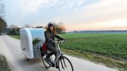 Wide Path Camper z Danii jest przyczepką dwuosobową, choć – jak widać – może ją ciągnąć także tylko jedna osoba. - zdjęcie 5