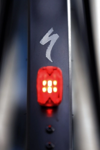 Oświetlenie Lezyne to komponent uznanej jakości – pracuje bezproblemowo, oferując wystarczający zasięg strumienia światła - zdjęcie 9