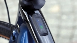 Stan naładowania ekstendera można kontrolować na wskaźniku umieszczonym przy główce sterów. Barwa niebieska – bateria główna, zielona – zewnętrzny extender - zdjęcie 11