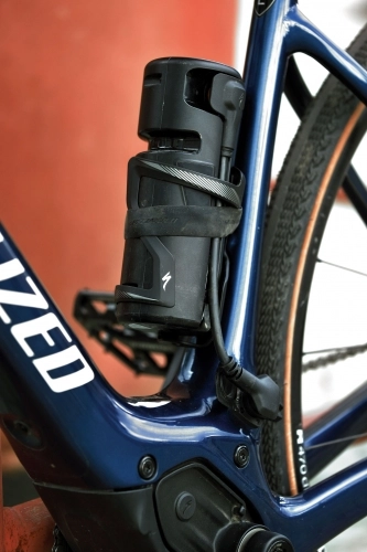 Stan naładowania ekstendera można kontrolować na wskaźniku umieszczonym przy główce sterów. Barwa niebieska – bateria główna, zielona – zewnętrzny extender - zdjęcie 12