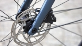 Hamulce tarczowe zadomowiły się już w rowerach, wypierając szczękowe rozwiązania. Są bardziej efektywne i pracują tak samo w każdych warunkach. W obydwu rowerach w wersji hydraulicznej - zdjęcie 13