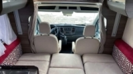 Łóżko w przestrzeni salonowej to przykład wielofunkcyjności - zdjęcie 4