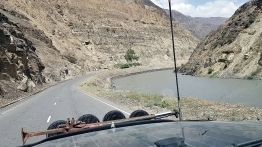 Zobaczcie, jak zmieniał się krajobraz w Pamirze i sama wojenna droga M41 - zdjęcie 1