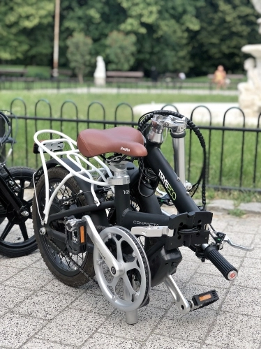 Choć jest największym z opisywanych modeli, Compacta 16 (nazwa modelu od 16-calowych kół) również bez problemu mieści się w bagażniku samochodu. W tym przypadku bateria znajduje się w tylnej piaście - zdjęcie 5