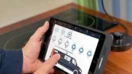 Mastervolt i komunikacja protokołu MasterBus z innymi protokołami (CAN, NMEA200, Modbus). Na zdjęciu cyfrowe sterowanie odbiornikami za pomocą iPada realizowane przy użyciu systemu CZone – marka z grupy Mastervolt - zdjęcie 5