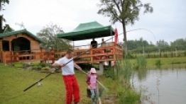 Na wprost 4-osobowego domku skandynawskiego znajduje się staw kąpielowy. Wędkować (bez uprawnień!) można też na okolicznych stawach o powierzchni kilku hektarów. - zdjęcie 1