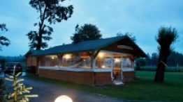 Ogrodzony (i monitorowany) obiekt największe wrażenie robi nocą – widok na salę kominkową. - zdjęcie 3