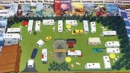 Od samego początku twórca makiety czyta nasz magazyn. Nasze logo pojawiło się w wyróżnionym miejscu miniaturowego kempingu - zdjęcie 4