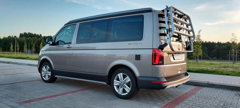 T6.1 California Beach w gronie kamperów VW 