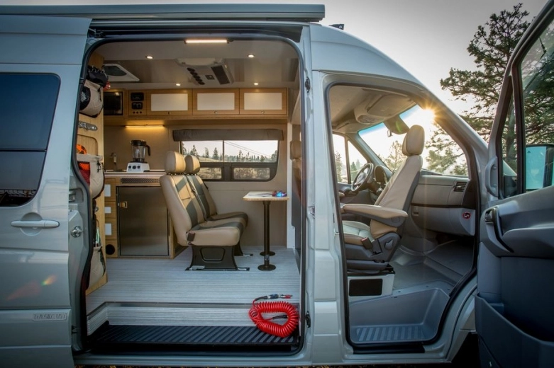 Terenowa "Elektrownia" 4x4 od Outside Van