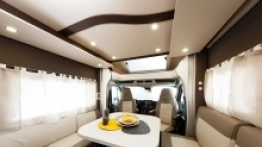 W dużym salonie królują meble z kolekcji „Montecarlo”. Elektrycznie opuszczane łóżko (ma nośność 230 kg) to gwarancja snu dla łącznie 4 osób - zdjęcie 1