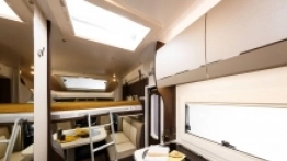 W dużym salonie królują meble z kolekcji „Montecarlo”. Elektrycznie opuszczane łóżko (ma nośność 230 kg) to gwarancja snu dla łącznie 4 osób - zdjęcie 2