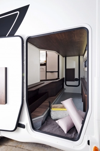 Przestronny luk bagażowy z dostępem z obu stron zmieści nawet największe bagaże, a po zmroku stanowi sypialnię dla jednej osoby - zdjęcie 4