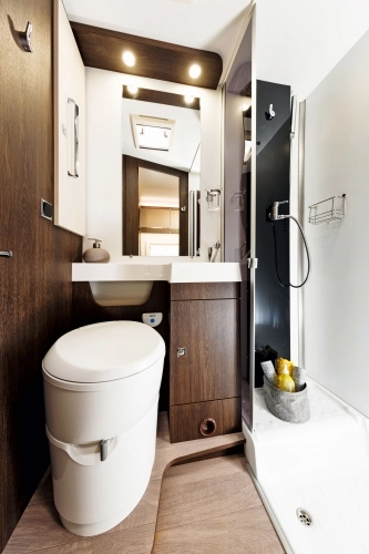 Łazienka z wydzielonym prysznicem skrywa cenne schowki na kosmetyki - zdjęcie 5