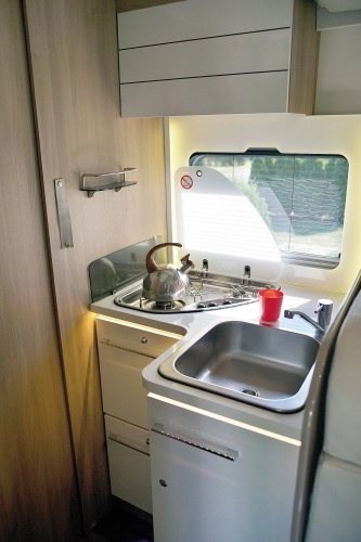 Kuchnia wyposażona jest kompleksowo. - zdjęcie 6