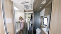 Aneks sanitarny, z oddzielnym WC i kabiną prysznicową. - zdjęcie 8