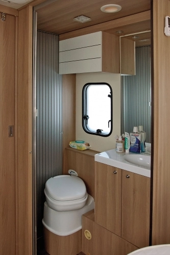 Kabina WC mogłaby być o kilka centymetrów szersza... - zdjęcie 9