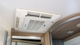 Za utrzymanie stałej, komfortowej temperatury odpowiada umieszczony w dachu klimatyzator  – model Dometic 2200. - zdjęcie 11