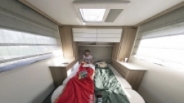 Sypialnia jest przestronna, z wygodnym łóżkiem i mnóstwem szafek. - zdjęcie 12