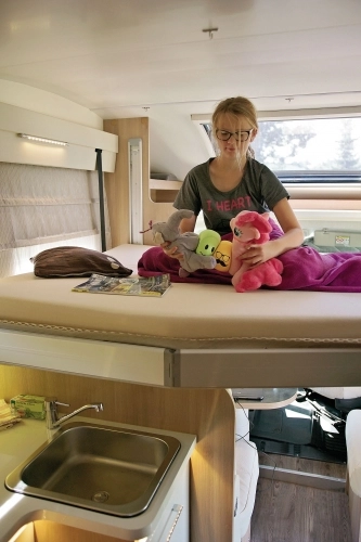 Opuszczane łóżko w części dziennej to przemyślane rozwiązanie, które znajdzie wielu zwolenników. - zdjęcie 13