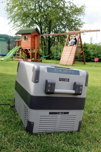 WAECO CoolFreeze CFX-40 w plenerze. Taki sprzęt okazuje się świetnym wyborem dla organizatorów eventów. Lodówka przenośna może chłodzić, utrzymywać w chłodzie i zamrażać artykuły. - zdjęcie 1