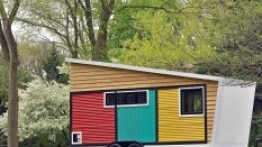 The Toybox Home od razu przyciąga uwagę spadzistym dachem i charakterystycznym malowaniem, dzięki któremu można odnieść wrażenie, że ktoś do „zwykłej” przyczepy dobudował spadzisty dach i odchylił przednią ścianę przyczepy w stronę haka. - zdjęcie 1