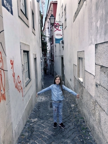 Lizbona, jedna z wielu bardzo wąskich uliczek, Portugalia - zdjęcie 10