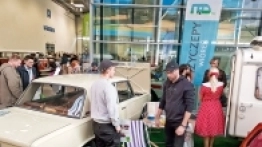 Przyczepy Kempingowe Wiórek to jedna z firm, która odpowiedziała na nasz apel. Na targi sprowadziła aż dwa zestawy i, jak widać na załączonym obrazku, przyciągała wzrok nie tylko samymi pojazdami i przyczepami, ale też swoistym klimatem dawnych lat - zdjęcie 1