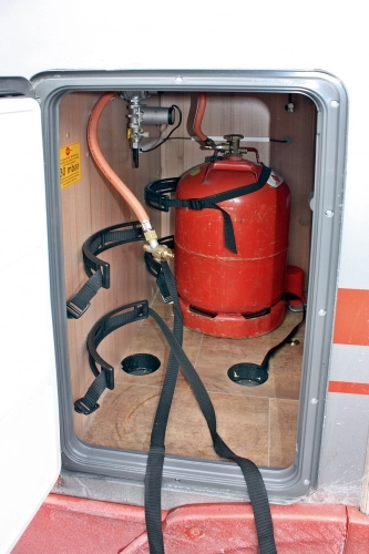 Mało który producent homologuje dziś kampera z dwoma butlami gazu. Sprytnym wybiegiem jest kalkulowanie masy gotowego do jazdy z jedną butlą o ultralekkiej masie i... mniejszej pojemności - zdjęcie 2