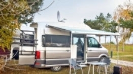 1. Całe wyposażenie kempingowe (stolik, krzesełka) ma swoje miejsce na tylnej klapie pojazdu - zdjęcie 1