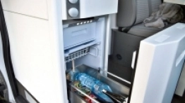 2. Lodówka kompresorowa jest ulokowana w nietypowym, ale wygodnym miejscu - zdjęcie 2