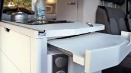 3. Uszczerbiony blat przedłużający przestrzeń roboczą – niestety, taki urok aut prasowych - zdjęcie 3