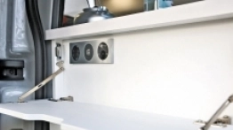 4. Na wewnętrznej ścianie pojazdu, od strony drzwi bocznych znajdziemy wyjścia prądowe i możliwość podłączenia satelity - zdjęcie 4