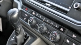 8. Automatyczna skrzynia biegów, liczne systemy bezpieczeństwa – tego nie znajdziemy u konkurencji - zdjęcie 8