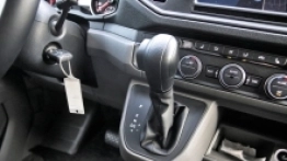 9. Automatyczna skrzynia biegów i mocny silnik Diesla to niewątpliwe zalety tego kampervana - zdjęcie 9